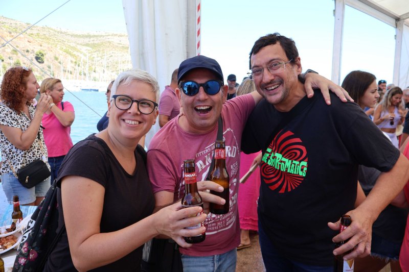 GALERIA DE FOTOS de l'estrene del BARET de les festes de DUANES: gran ambient, “botellins” a caixes i, a més… bous a la mar GALERIA DE FOTOS de l'estrene del BARET de les festes de DUANES: gran ambient, “botellins” a caixes i, a més… bous a la mar